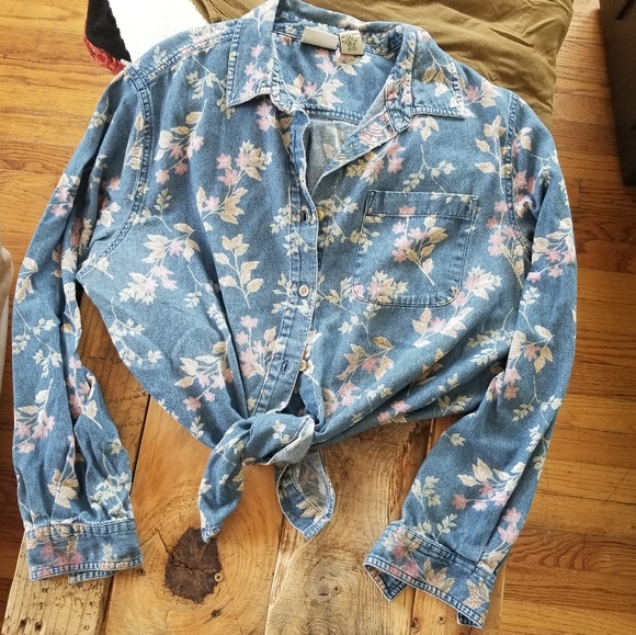 Classic Elements Tops - Jean button-up floral long sleeves